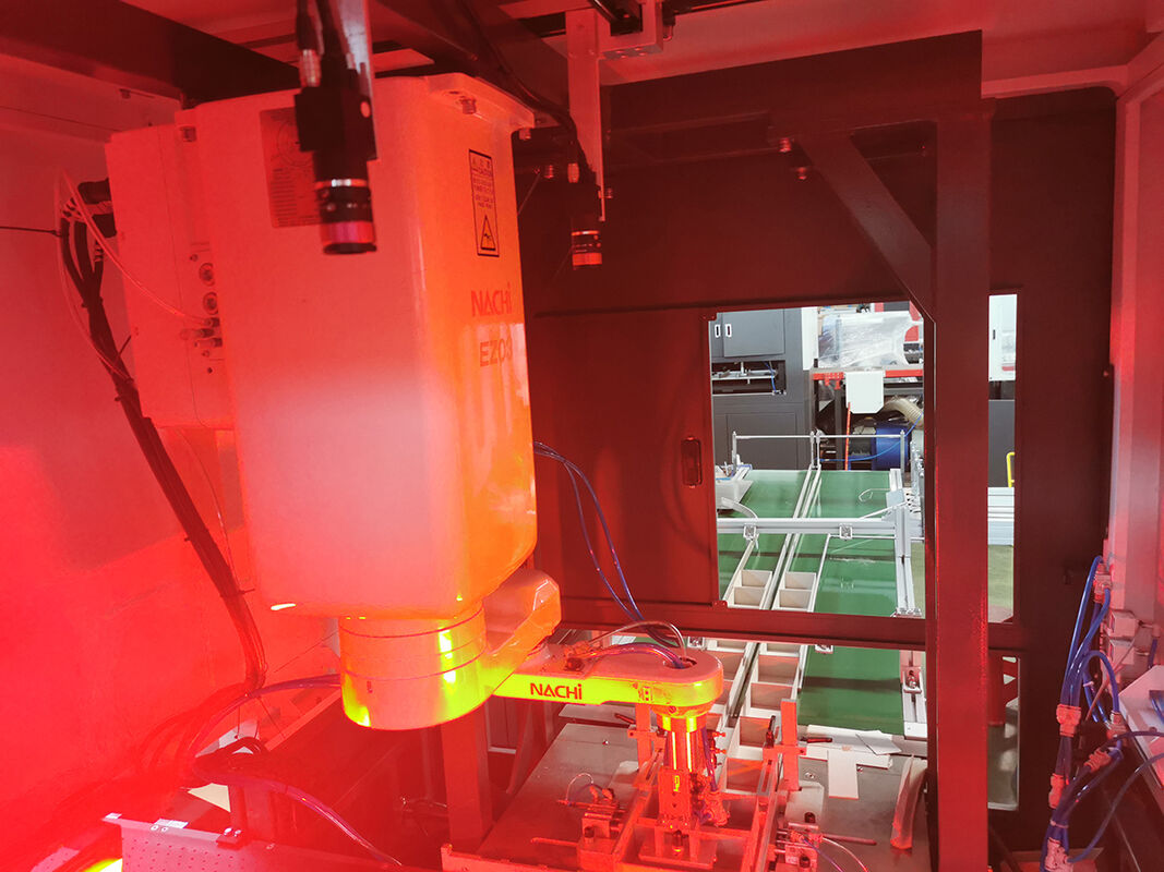 LY3000CQ Machine de fabrication de boîtes rigides Capable de produire des boîtes de couvercle et de fond simultanément à une vitesse allant jusqu'à 52 pièces par minute