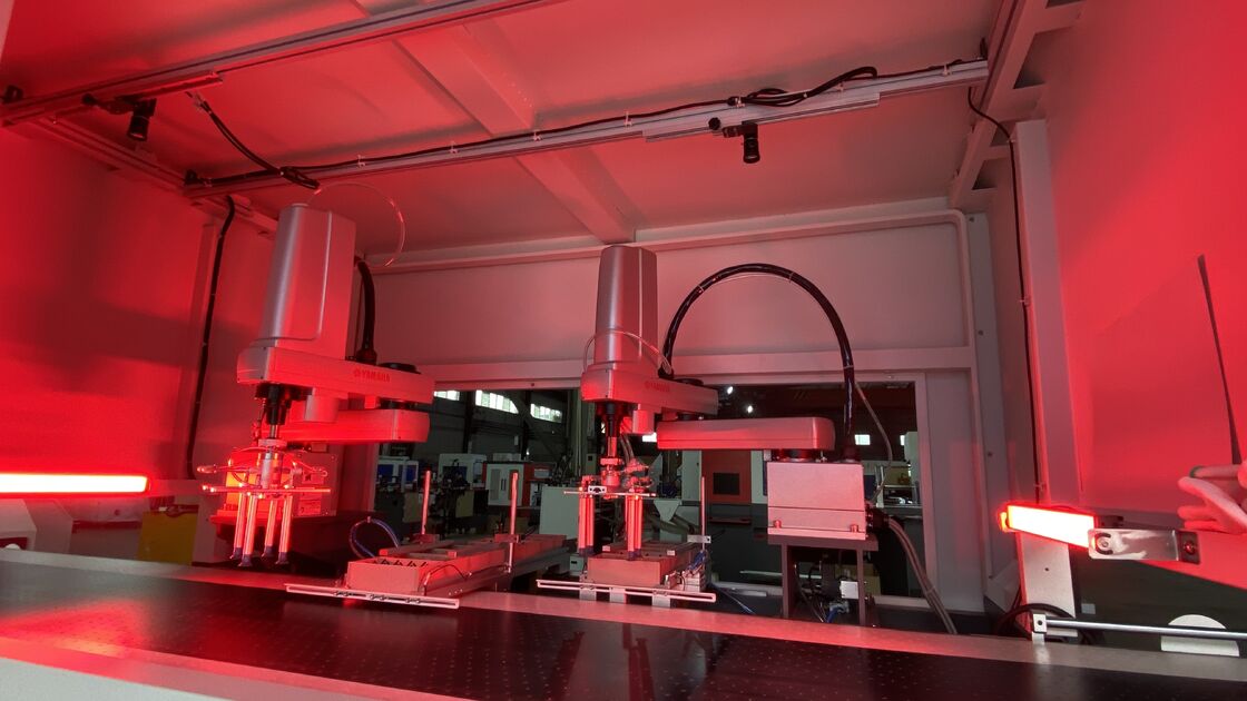 Machine à fabriquer des boîtes rigides à double alimentation et double formage, vitesse rapide, haute précision, contrôle entièrement servo