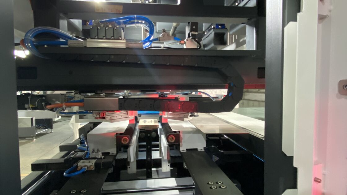 Machine à fabriquer des boîtes rigides à double alimentation et double formage, vitesse rapide, haute précision, contrôle entièrement servo