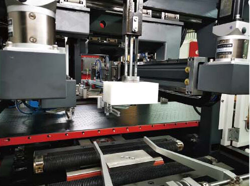 LY-2500CK Machine automatique de fabrication de boîtes rigides avec une précision de positionnement de ± 0,05 mm