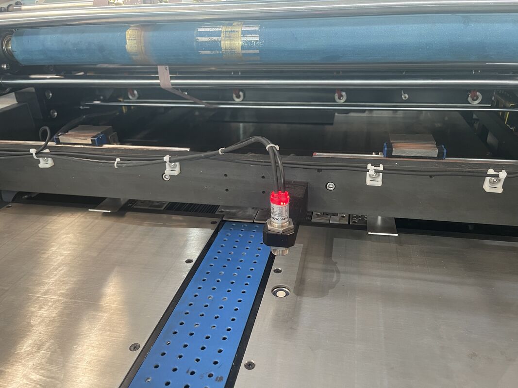 Machine d'estampillage chaude automatique de Foli de dorure de LY-720TJ 3D pour le papier d'emballage de gamme complète, estampillage de couleurs