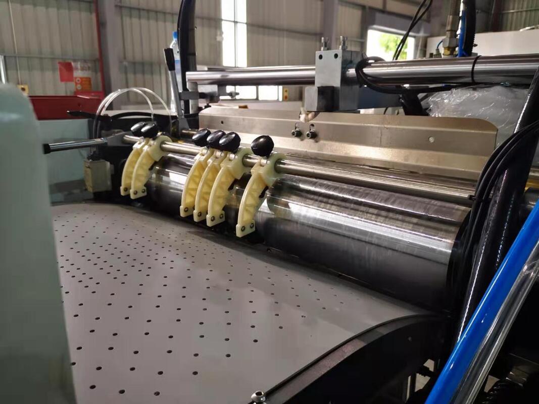 LY-HB2500CK machine à faire des boîtes rigides à haute vitesse 45 pièces/min avec positionnement visuel du bras du robot et deux stations de formage