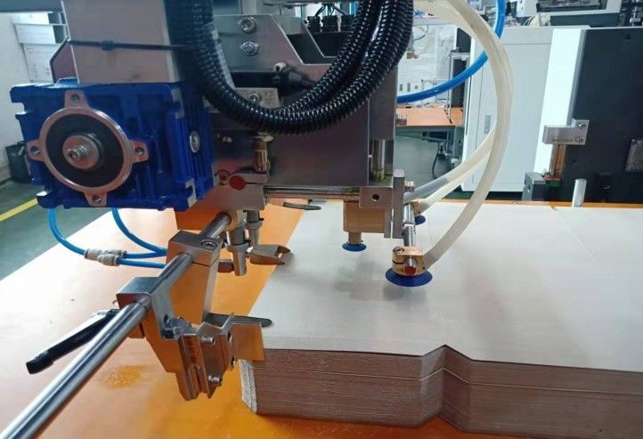 LY-1200CM Machine de fabrication de boîtes rigides avec système intelligent de repérage et de pliage garantissant une grande précision et une consommation de temps réduite
