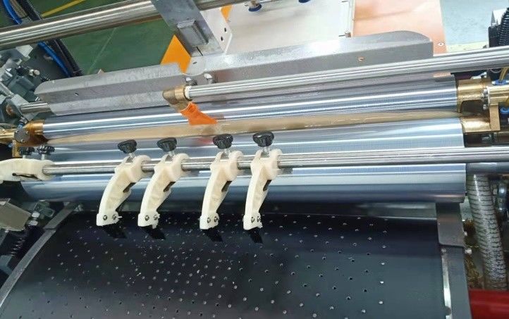 LY-1200CM Machine de fabrication de boîtes rigides avec système intelligent de repérage et de pliage garantissant une grande précision et une consommation de temps réduite